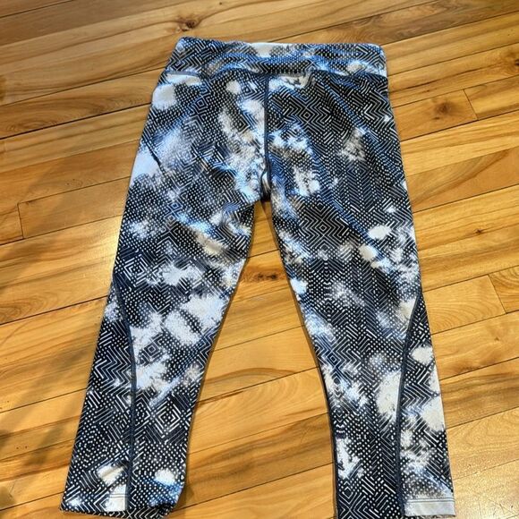 THE NORTH FACE NAVY/BLUE/WHITE PRINT TNF ON THE GO GYM CAPRI LEGGINGS. Small - Picture 3 of 4